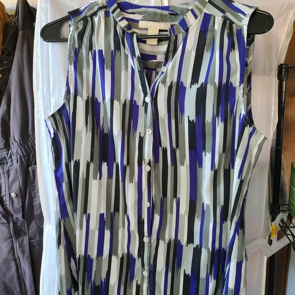 Banana Republic. New with out tags, sleeveless button-down top.  Size Medium. - Picture 9 of 16